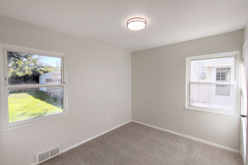 Photo 12 of 24 of 13807 Elsetta Ave, Cleveland, OH