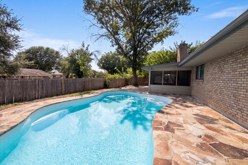 Photo 5 of 21 of 326 De Soto Dr, Universal City, TX