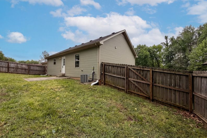 Photo 15 of 19 of 741 Inver Ln, Clarksville, TN