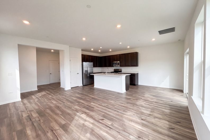 Photo 4 of 21 of 643 Cassia Ct, Crystal Lake, IL