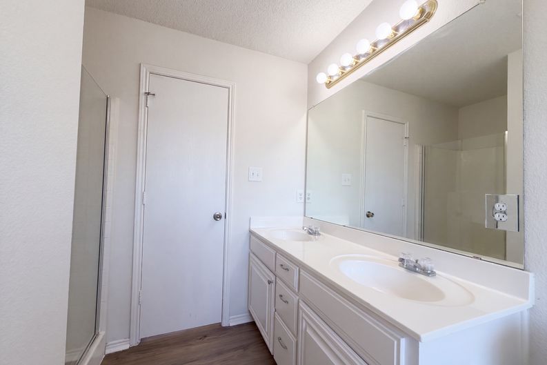 Photo 10 of 17 of 8025 Blue Duck Trl, Arlington, TX