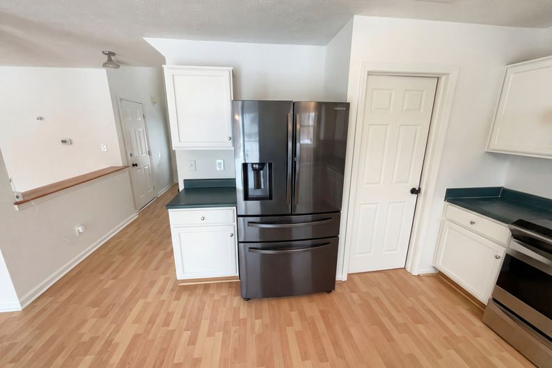 Photo 10 of 24 of 3211 Waterloo Cir, Indianapolis, IN