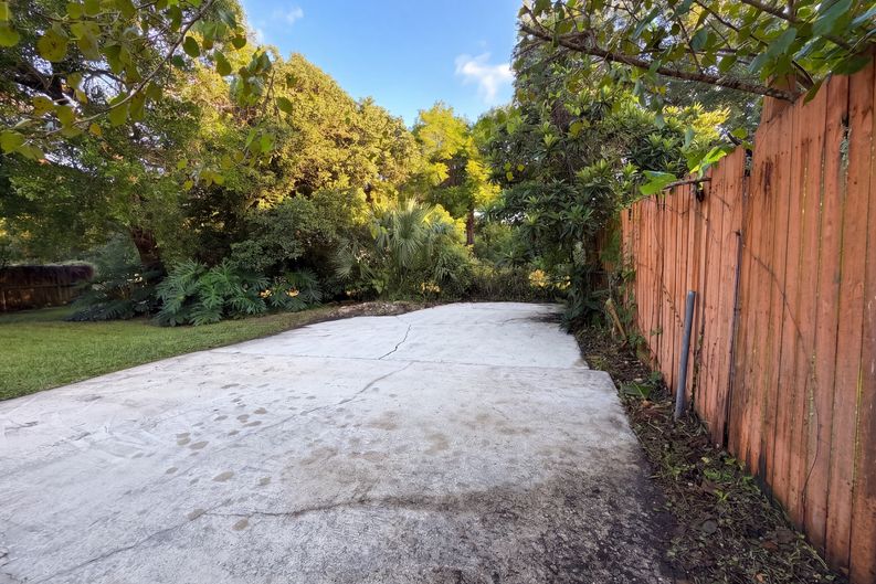 Photo 18 of 26 of 6535 Lou Dr N, Jacksonville, FL