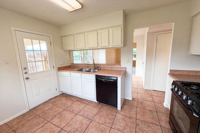 Photo 9 of 18 of 1301 Pitcairn Dr, Pflugerville, TX