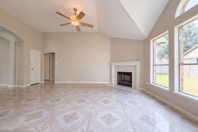 Photo 7 of 19 of 3419 Foursome Ln, Sugar Land, TX