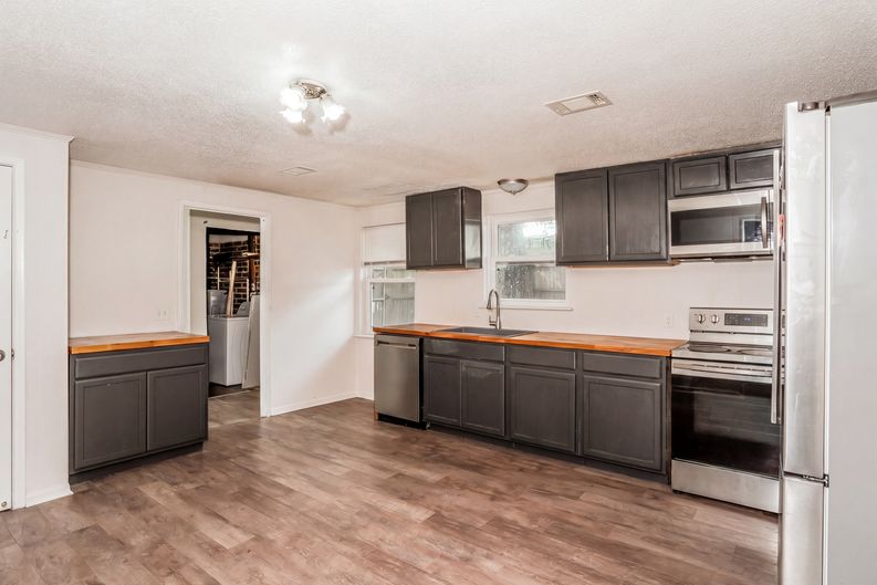 Photo 7 of 41 of 733 Sutton St, Jesup, GA