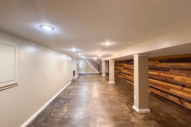 Photo 13 of 23 of 4321 NW Briarcliff Ln, Kansas City, MO