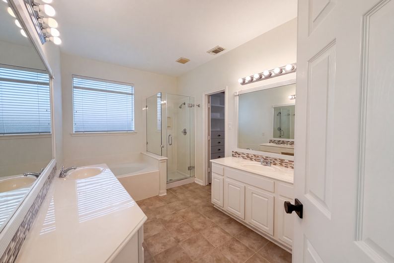Photo 22 of 38 of 11314 Sailwing Creek Ct, Pearland, TX