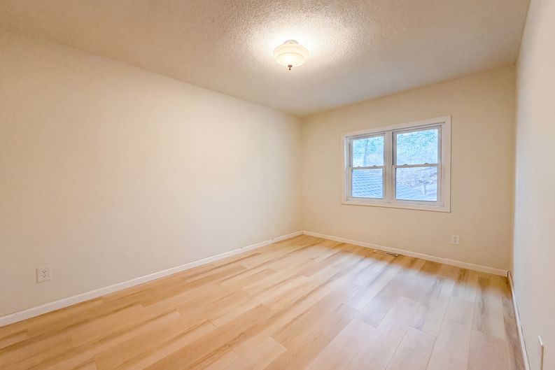 Photo 14 of 20 of 6475 Grand View Dr, Eden Prairie, MN