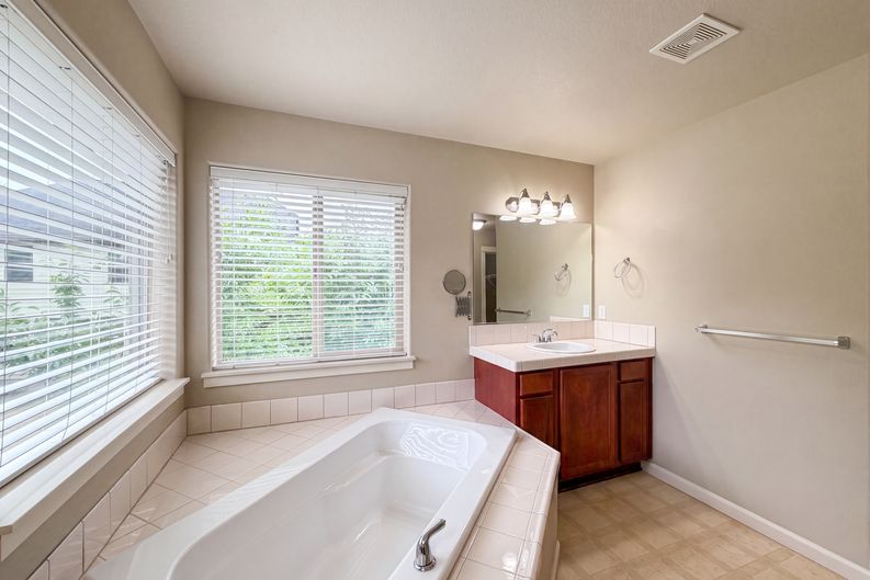 Photo 19 of 23 of 1724 SW Willowview Ter, Beaverton, OR