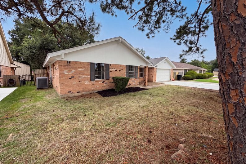Photo 18 of 21 of 912 S 23rd St, Nederland, TX