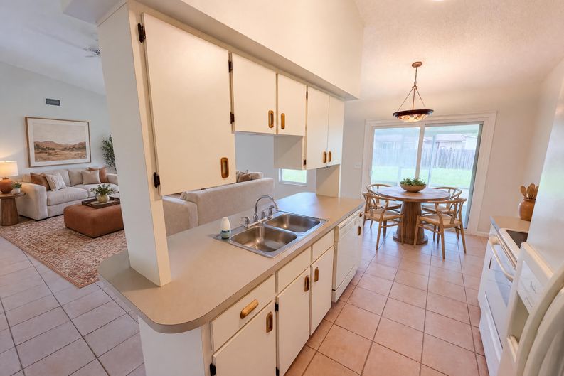 Photo 10 of 28 of 1061 Hunt St NW, Palm Bay, FL