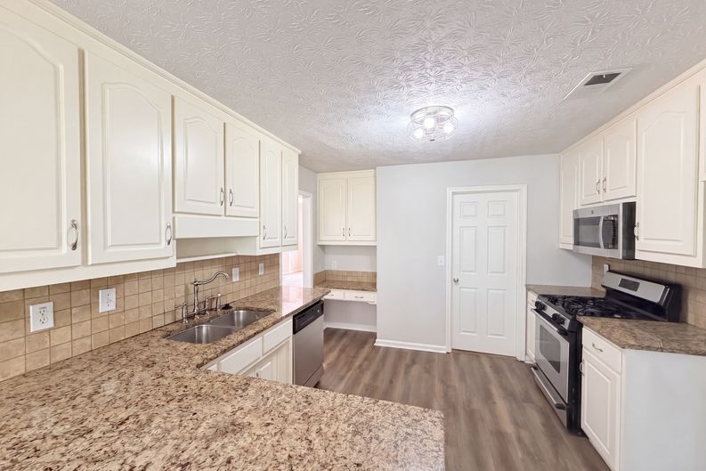 Photo 8 of 35 of 1396 Bramlett Forest Ct, Lawrenceville, GA
