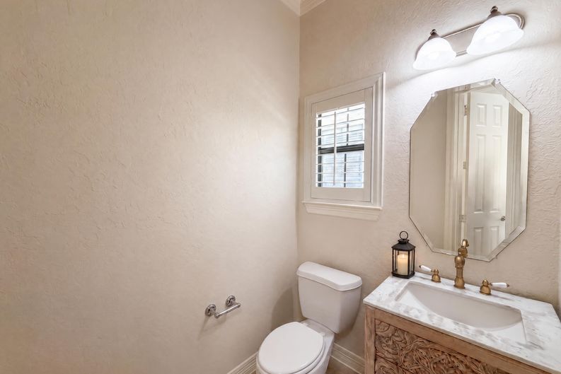 Photo 17 of 21 of 2942 Royal Oaks Crst, Houston, TX