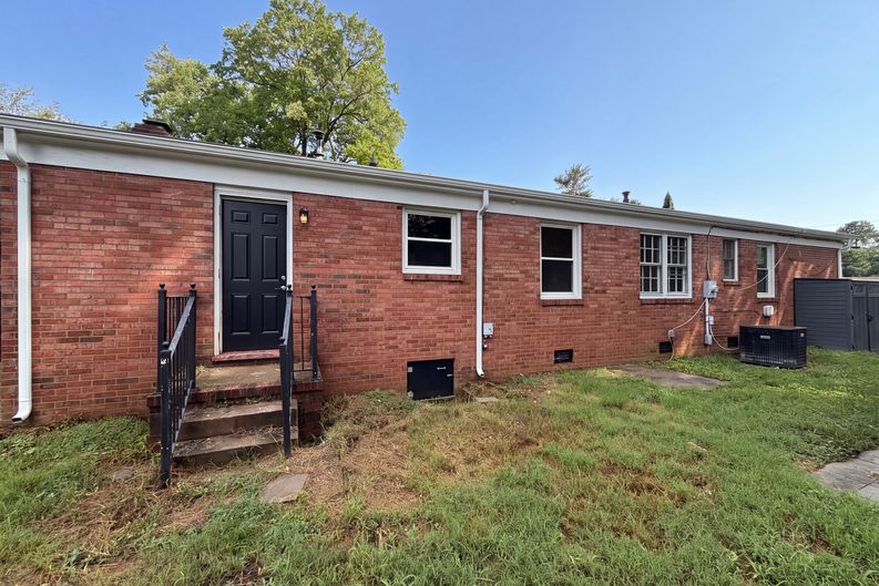 Photo 5 of 16 of 1016 Forestview Dr, Colonial Heights, VA