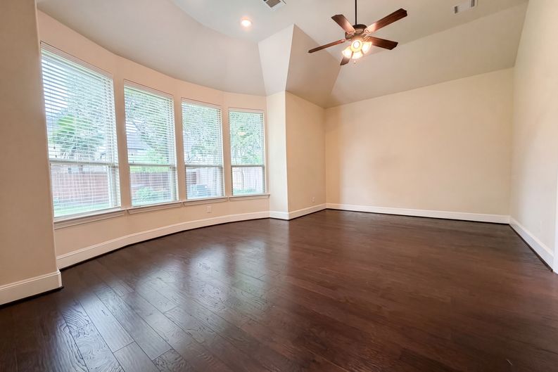 Photo 9 of 30 of 27911 Warren Park Dr, Katy, TX