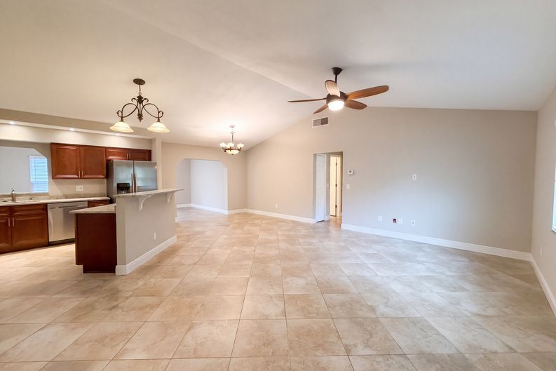 Photo 3 of 26 of 881 Vicksburg St, Deltona, FL