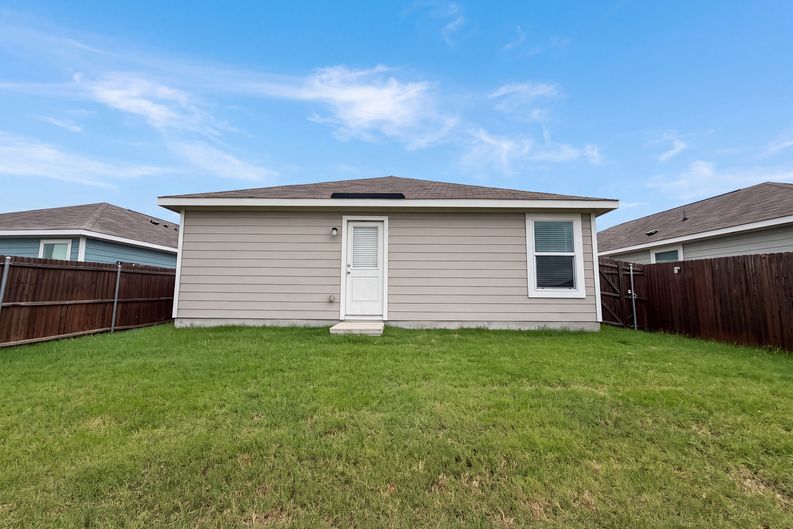 Photo 5 of 20 of 5832 Timber Point Dr, Princeton, TX