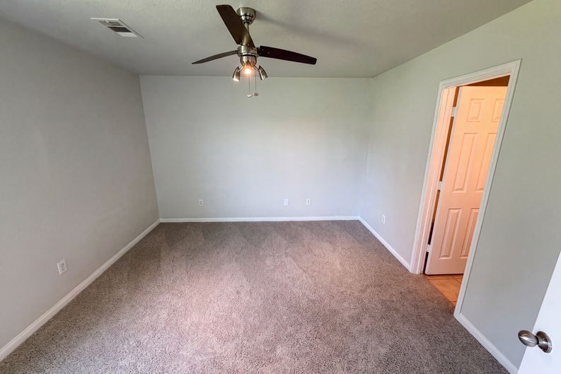 Photo 4 of 19 of 907 Amaryllis Rd, Baytown, TX