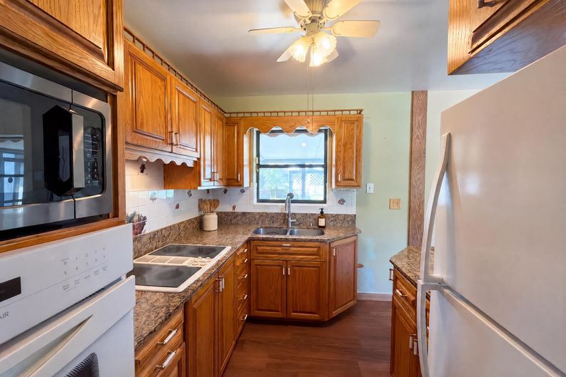 Photo 6 of 17 of 813 Halstead St, Deltona, FL