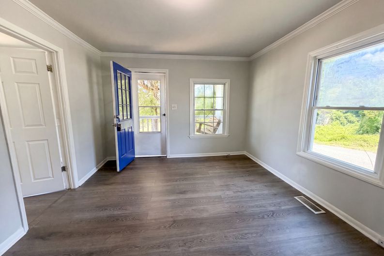 Photo 3 of 15 of 123 E Farmview St, Gastonia, NC