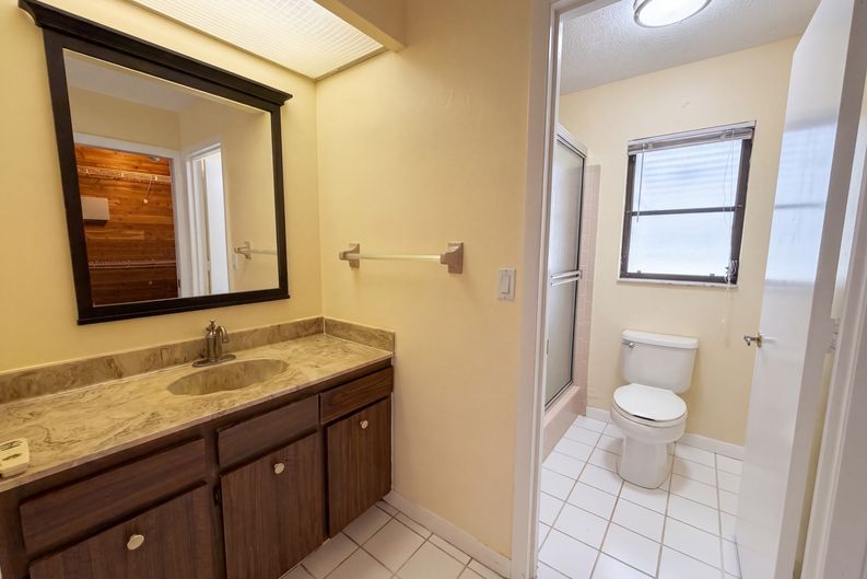 Photo 18 of 40 of 1301 Lucaya Ave, Venice, FL
