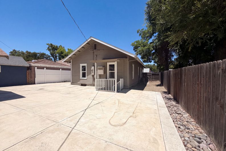 Photo 5 of 29 of 1860 W Willow St, Stockton, CA