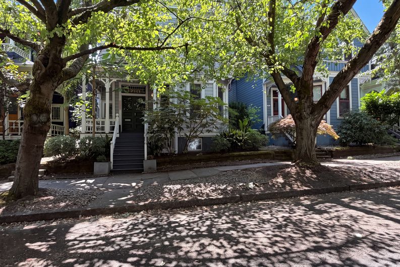 Photo 28 of 34 of 1710 NW Hoyt St, Portland, OR