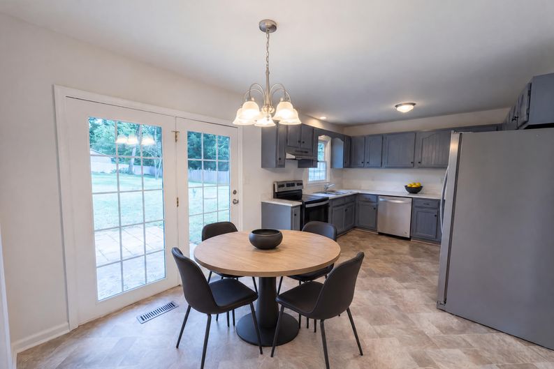 Photo 8 of 20 of 3221 Meadow Ln, Winston Salem, NC