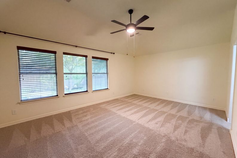Photo 3 of 22 of 13804 Long Shadow Dr, Manor, TX
