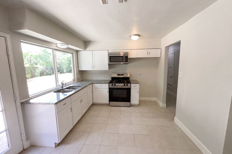 Photo 6 of 18 of 7303 Havenbrook Dr, San Antonio, TX