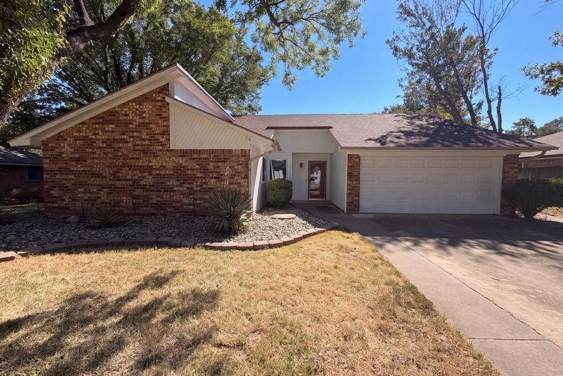 Photo 22 of 27 of 1208 Hillcrest Dr, Euless, TX
