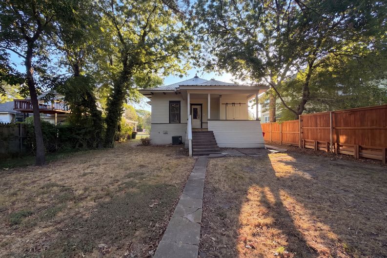 Photo 13 of 14 of 712 S Crockett St, Sherman, TX