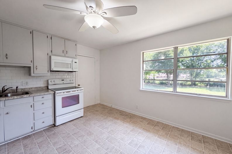 Photo 6 of 16 of 1213 S Ridgeway Dr, Cleburne, TX