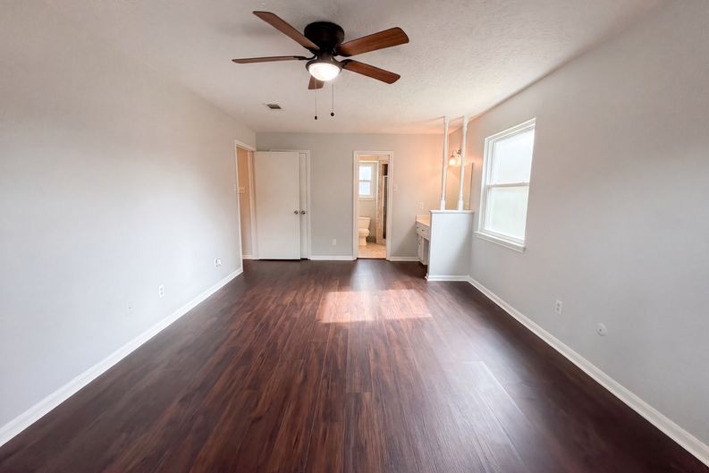 Photo 3 of 25 of 16121 Lakeview Dr, Jersey Village, TX