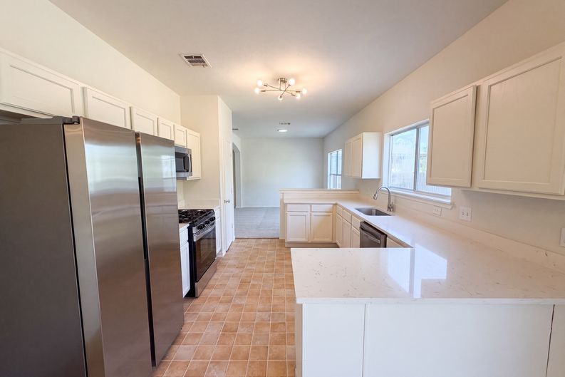 Photo 8 of 20 of 710 Encanto Dr, Leander, TX