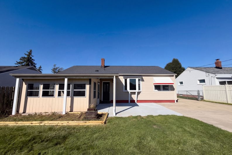 Photo 5 of 28 of 11301 Riveredge Dr, Parma, OH