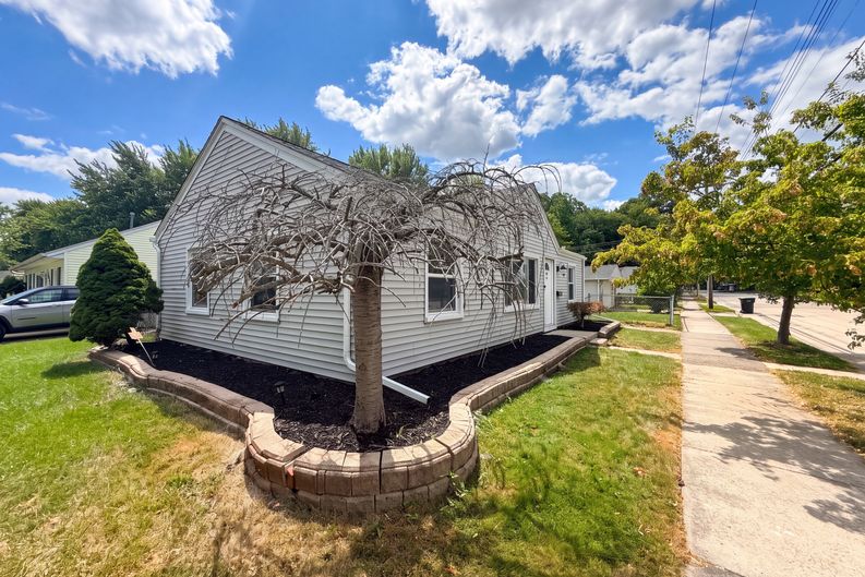 Photo 14 of 16 of 26375 Normandy St, Roseville, MI