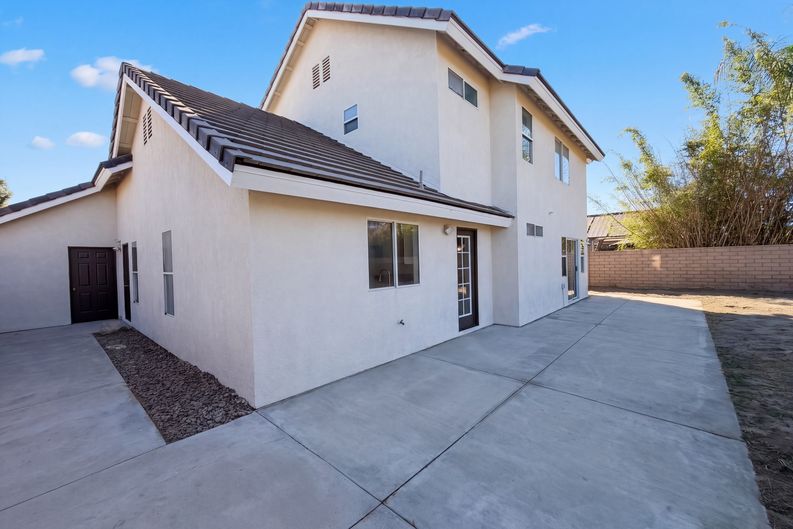 Photo 5 of 43 of 563 Tell Ln, Hemet, CA