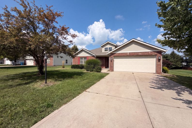 Photo 16 of 19 of 10048 Ironway Dr, Indianapolis, IN