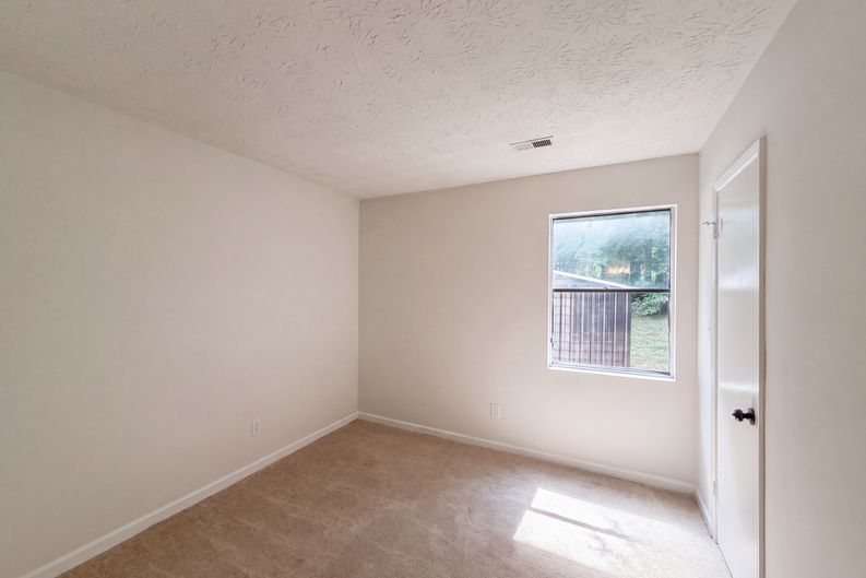 Photo 4 of 25 of 3808 Shane Ct, Ellenwood, GA