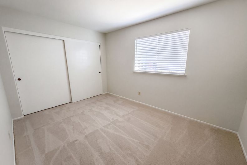 Photo 12 of 23 of 2591 Bedford Ave, Hemet, CA