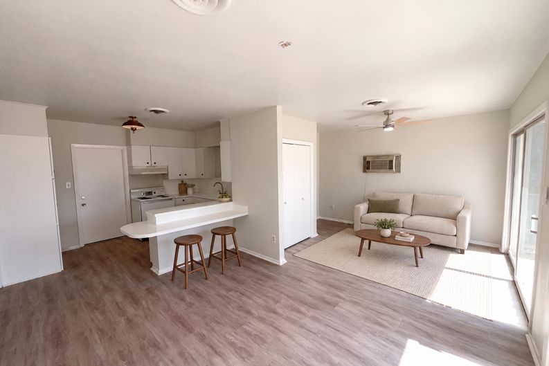 Photo 10 of 26 of 1205 G St, Floresville, TX