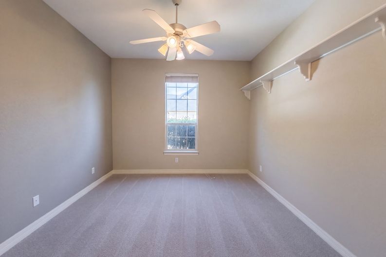 Photo 11 of 29 of 619 Edgewood Ln, Red Oak, TX