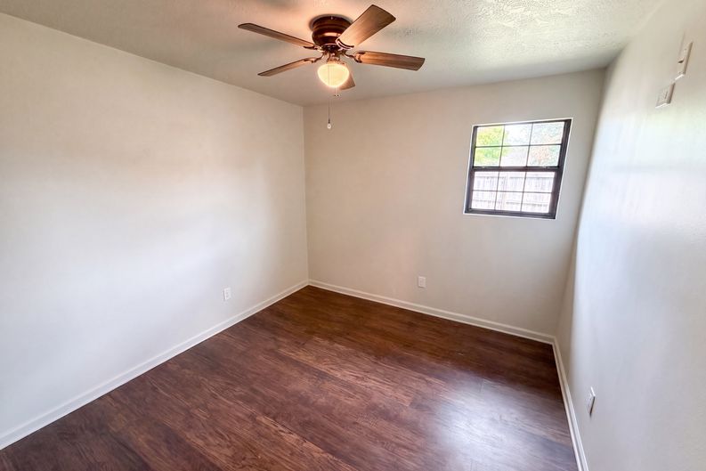 Photo 11 of 18 of 10942 Collingswood Dr, La Porte, TX