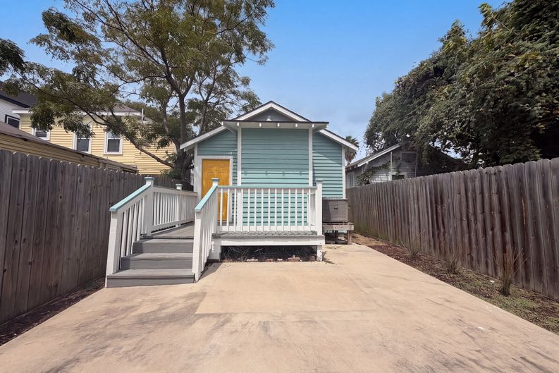 Photo 5 of 14 of 2819 Avenue K, Galveston, TX