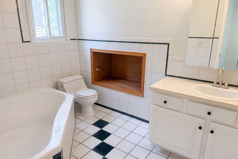 Photo 18 of 28 of 21425 Averhill St, Farmington Hills, MI