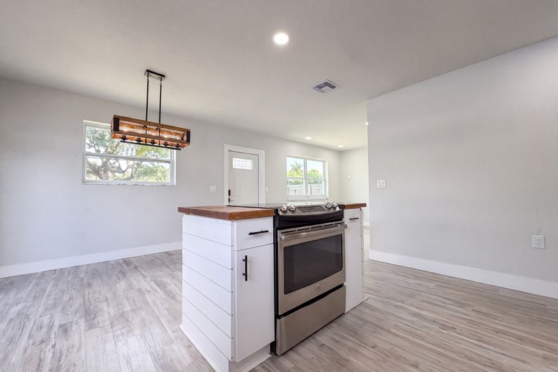 Photo 9 of 23 of 1320 NW 15th St, Homestead, FL