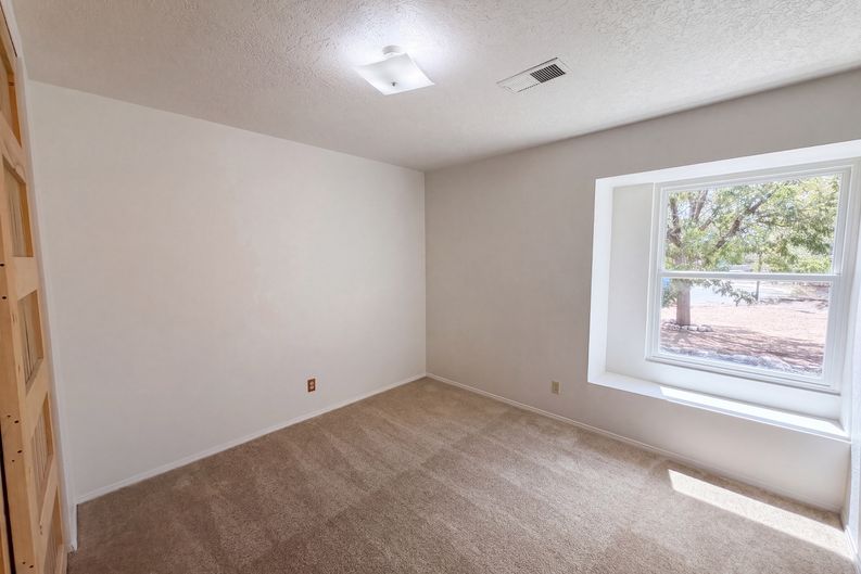 Photo 4 of 23 of 1609 Blue Quail Ct NE, Rio Rancho, NM