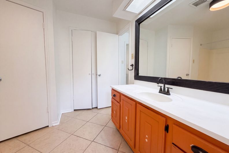 Photo 12 of 21 of 6910 Vialinda Dr, Houston, TX